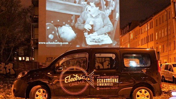 Freiluftkinos Electric Cinema der Schaubühne Lindenfels Leipzig. Auf dem Foto läuft gerade ein Charlie Chaplin Film.