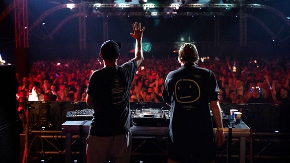 Zwei DJs vihnen viele Menschen beim Tanzen