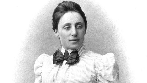 Historisches Schwarzweiß-Portrait der Mathematikerin Emmy Noether