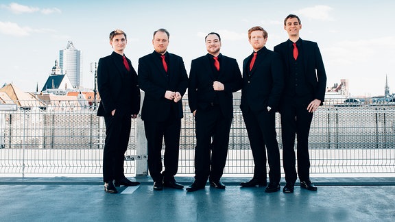 Ensemble Nobiles, fünf Männer in schwarzen Anzügen stehen auf einer Terrasse