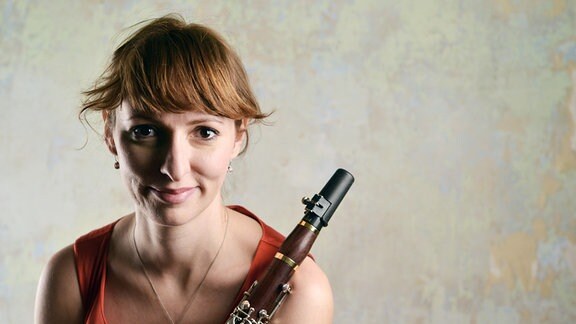 Musikpädagogin Felicitas Ressel mit einer Klarinette