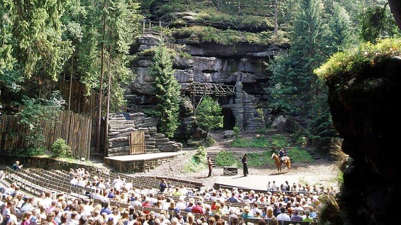 Besucher bei einer Aufführung in der Felsenbühne Rathen.