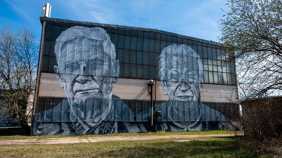 Wandbild zweier Kumpel an einem Gebäude in Ferropolis