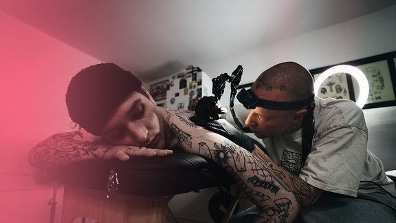 Tattoo-Künstler Bastian Wurms bei der Arbeit.