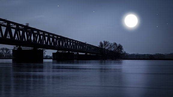 Nachtstimmung am Fluss mit Brücke und Vollmond