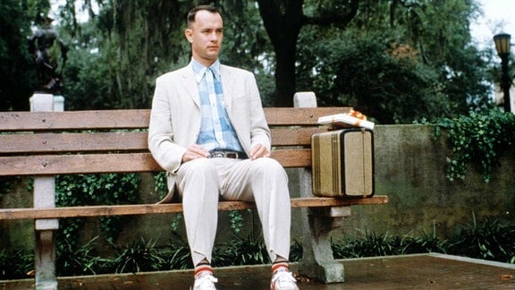 Tom Hanks als Forrest Gump auf der berühmten Parkbank.