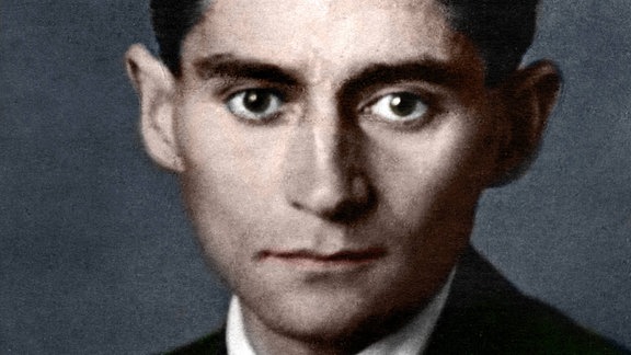 Ein nachkoloriertes Portraitfoto von Franz Kafka um etwa 1900.