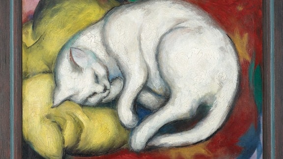 Das Gemälde zeigt eine weiße Katze auf einem gelben Kissen