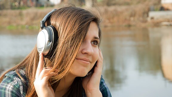 Eine junge Frau mit Kopfhörern