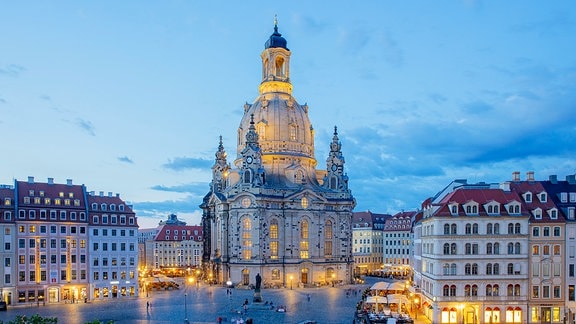 Frauenkirche Dresden Außenansicht, eine große runde Kuppel, darauf ein Turm und rund um die Kuppel auch vier Türme 