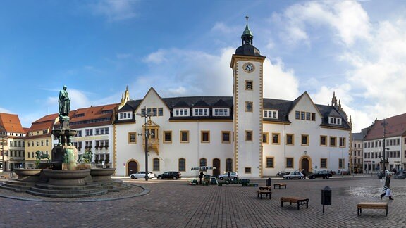 Der Marktplatz mit dem Rathaus und dem Brunnen Otto der Reiche in Freiberg im Erzgebirge