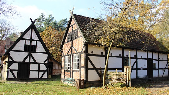 Freilichtmuseum Diesdorf - Backhaus und Speicher im Herbst