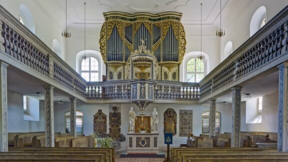 Blick in eine Kirche - vom Altar auf die Silbermannorgel 