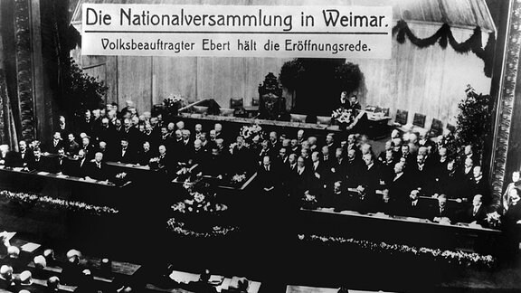 Am 6. Februar 1919 tritt die Verfassungsgebende Deutsche Nationalversammlung in Weimar erstmalig zusammen, die Eröffnungsrede hält der Volksbeauftragte Friedrich Ebert.