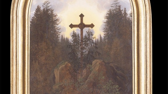 Gemälde mit einer Waldansicht. In der Mitte ragt ein Kreuz über die Wipfel.