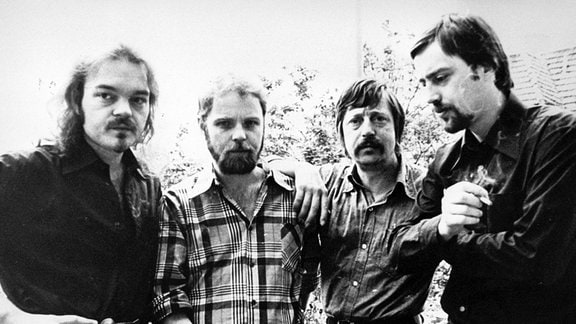 Die Liedermacher Christian Kuhnert, Gerulf Pannach, Wolf Biermann und der Schriftsteller Jürgen Fuchs Ende August 1977 in West-Berlin. 