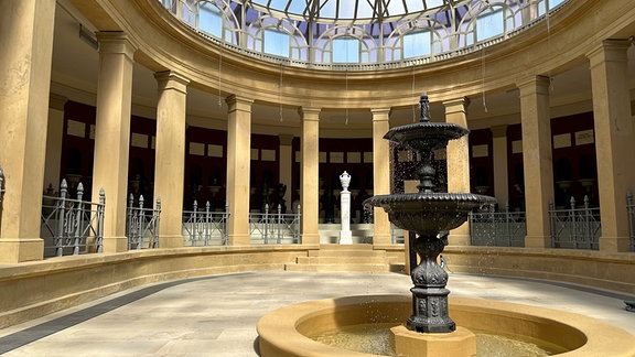 Im Inneren des Gedenkorts für Bertha von Suttner steht ein Springbrunnen, das Dach besteht aus Glas.