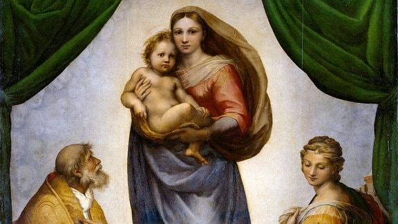 Die Sixtinische Madonna: Eine Frau in blauem Gewand hält ein kleines Kind, das aus dem Bild herausschaut. Ein alter hockt links von iher, eine Frau rechts wendet sich verzückt ab. Am Bildende zwei kleine Engel.