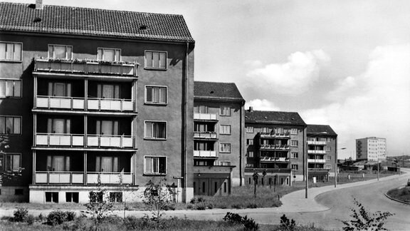 Mehrfamilienhäuser in Gera, hintereinander stehend, mit Spitzdach