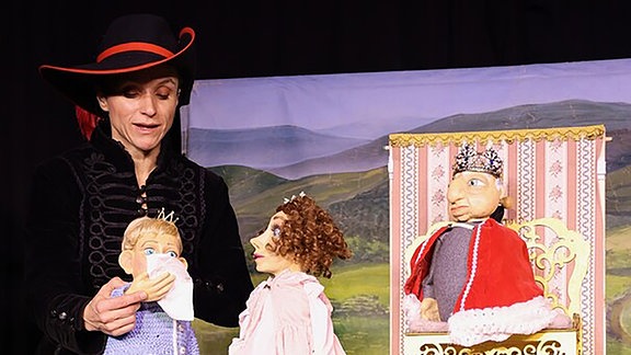 Puppenspielerin Kerstin Dathe als "Der gestiefelte Kater" mit Puppen auf der Bühne