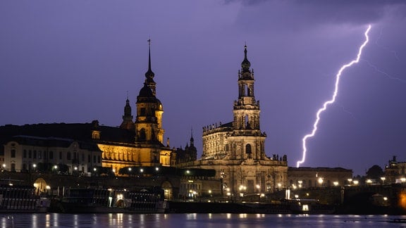 Ein Blitz entlädt sich während eines Gewitters am Abend über der Altstadt neben der Hofkirche.