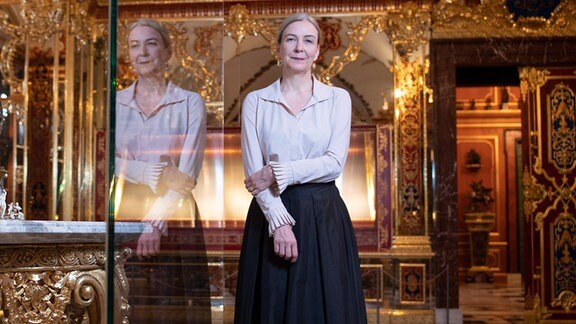 Marion Ackermann, Generaldirektorin der Staatlichen Kunstsammlungen Dresden, steht vor der bei einem Einbruch beschädigten Vitrine im Juwelenzimmer im Historischen Grünen Gewölbe im Dresdner Schloss der Staatlichen Kunstsammlungen Dresden (SKD). Die seit dem Juwelendiebstahl im November 2019 geschlossene kurfürstlich-königliche Schatzkammer soll bald wieder für Besucher zugänglich sein.