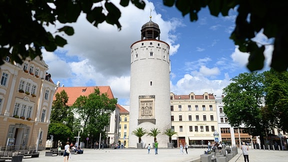 Görlitz: ein runder Turm steht mitten auf einem alten Marktplatz