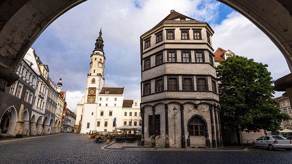 Görlitz, Blick aus einem Torbogen auf historische Gebäude 