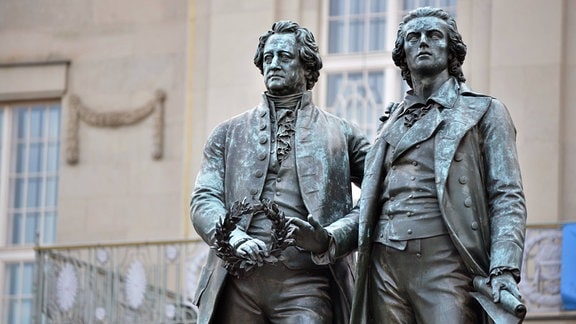 Bronzestatue von Goethe und Schiller vor dem Deutschen Nationaltheater Weimar (DNT)