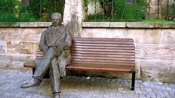 Goethe in Ilmenau - Bronzefigur auf Sitzbank.