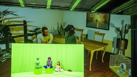 Ein Bild von einem Wohnzimmer, davor eingeblendet eine Leinwand mit grünem Hintergrund. 