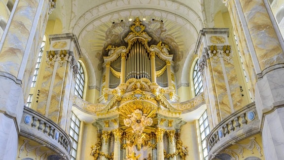 Innenaufnahme der Katholischen Frauenkirche mit Kirchenorgel von Gottfried Silbermann