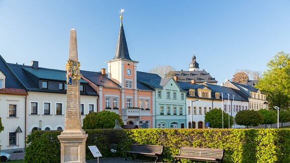 Markt mit Postmeilensäule und Rathaus, im HIntergrund das Schloss