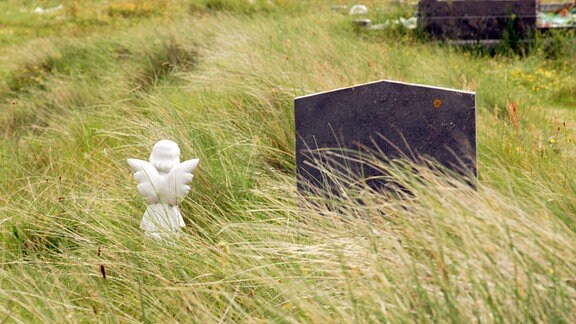 Engel vor dem Grab eines Kindes auf einem Friedhof in Killaeny im Galway County - Aran Islands in Irland.
