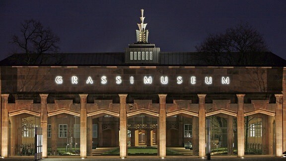 Blick auf das beleuchtete Grassimuseum in Leipzig