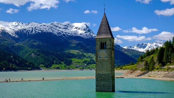 Ein Kirchturm in einem See
