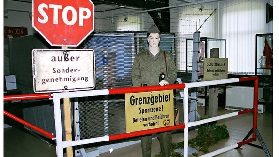 Blick in einen Ausstellungsraum, in dem ein DDR-Grenzposten nachgebaut wurde