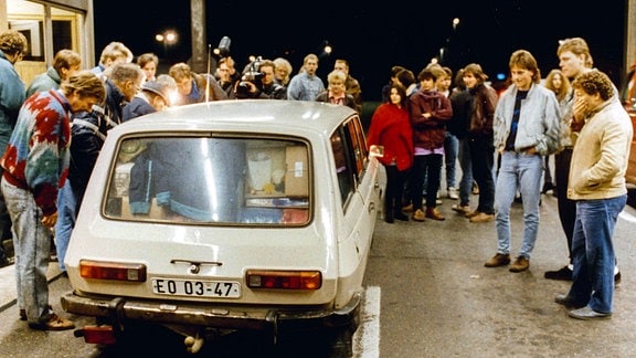 Bürger am Autobahnkontrollpunkt am Grenzübergang Helmstedt-Marienborn in Richtung DDR in der Nacht nach der Grenzöffnung gegen 23.00 Uhr am 09.11.1989 als die ersten DDR Bürger in Richtung Westen kamen.