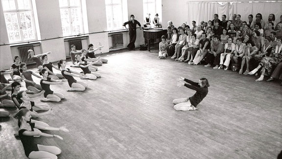 1975, Tänzerin Gret Palucca während des Unterrichts in der Palucca Schule in Dresden.