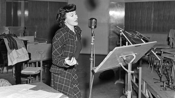 Greta Keller im Studio, 1946