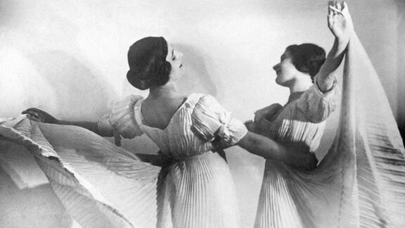 Elsa und Grete Wiesenthal beim Tanzen des Faustwalzers, 1920er Jahre