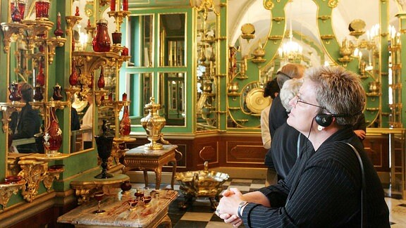 Besucher im Silbervergoldeten Zimmer während der Wiedereröffnung des Grünen Gewölbes im Dresdner Schloss.