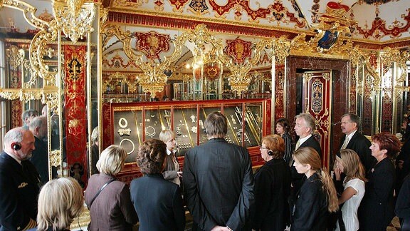 Besucher im Juwelenzimmer des Grünen Gewölbes im Dresdner Schloss