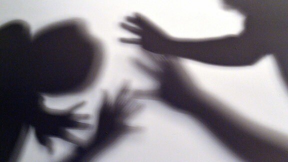 Gestelltes Schattenbild zum Thema häusliche Gewalt