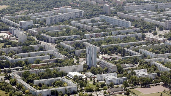 Plattenbauten in Halle-Neustadt (Sachsen-Anhalt) am 07.07.2013. Vor 50 Jahren begann der Bau der sozialistischen Chemiearbeiterstadt mit mehr als 90.000 Bewohnern. 