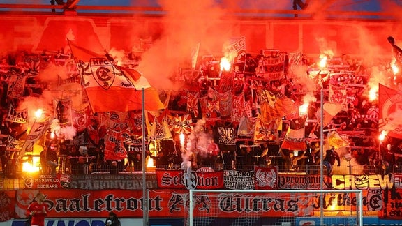Fans des Halleschen FC zünden Pyrotechnik