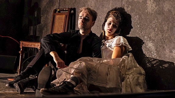 Bühnenszene aus Hamlet mit Yannick Fischer und Pauline Gloger
