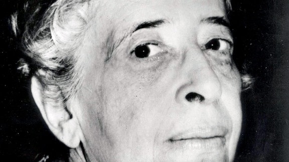 Die Philosophin Hannah Arendt in einer Schwarz-Weiß-Aufnahme. 
