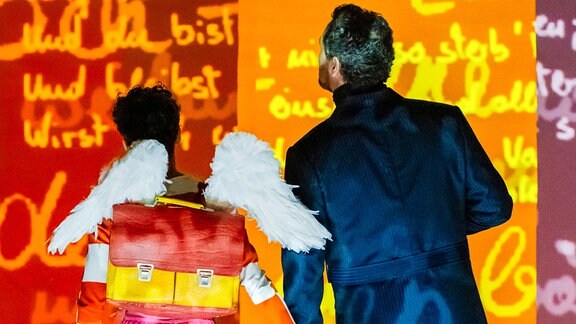 Zwei Darsteller stehen mit dem Rücken zum Publikum – Szene aus "Hans Sachs" in der MuKo Leipzig