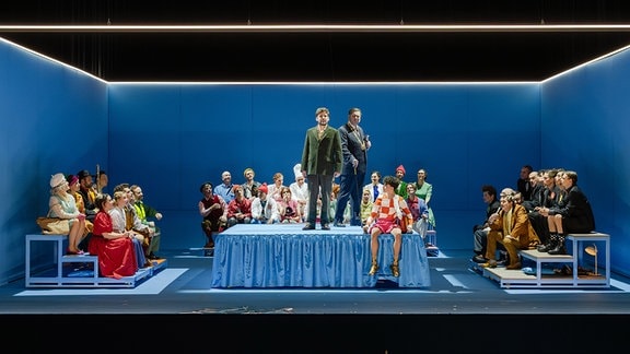 Viele Darsteller auf der Bühne - Szene aus "Hans Sachs" an der Oper Leipzig